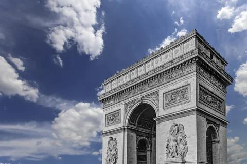 Arc de Triomphe (against the background of sky with clouds), Paris, France Foto stock