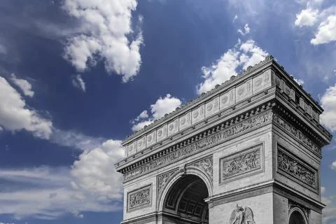 Arc de Triomphe (against the background of sky with clouds), Paris, France Foto stock