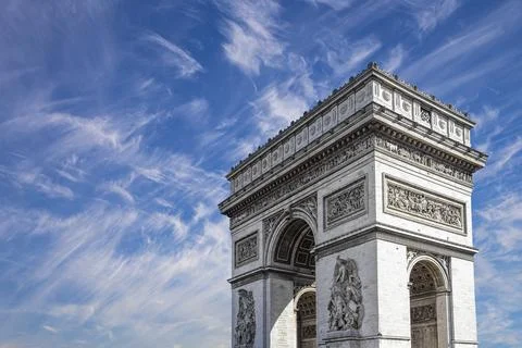 Arc de Triomphe (against the background of sky with clouds), Paris, France Foto stock