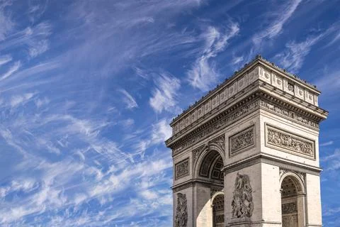 Arc de Triomphe (against the background of sky with clouds), Paris, France Foto stock