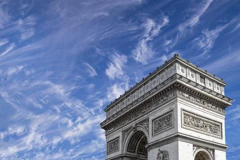 Arc de Triomphe (against the background of sky with clouds), Paris, France Foto stock