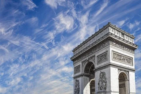 Arc de Triomphe (against the background of sky with clouds), Paris, France Foto stock