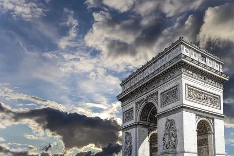 Arc de Triomphe (against the background of sky with clouds), Paris, France Stockfoto's