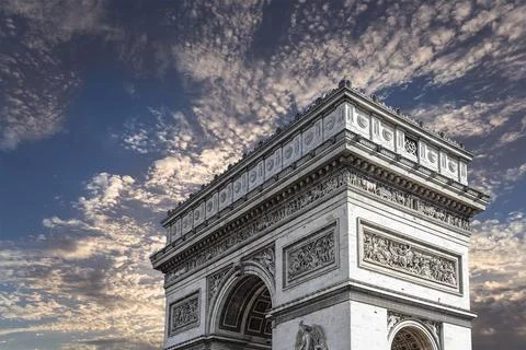Arc de Triomphe (against the background of sky with clouds), Paris, France Foto stock