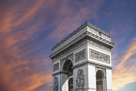 Arc de Triomphe (against the background of sky with clouds), Paris, France Foto stock