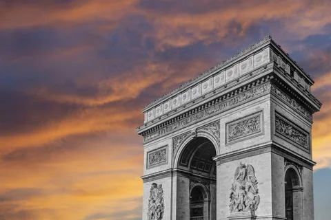 Arc de Triomphe (against the background of sky with clouds), Paris, France Foto stock