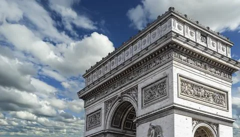 Arc de Triomphe (against the background of sky with clouds), Paris, France Stockfoto's