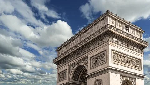 Arc de Triomphe (against the background of sky with clouds), Paris, France Foto stock