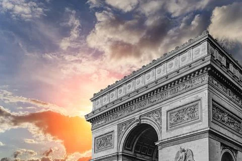Arc de Triomphe (against the background of sky with clouds), Paris, France Foto stock