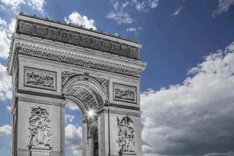 Arc de Triomphe (against the background of sky with clouds), Paris, France Stockfoto's