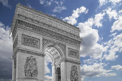 Arc de Triomphe (against the background of sky with clouds), Paris, France 스톡 사진