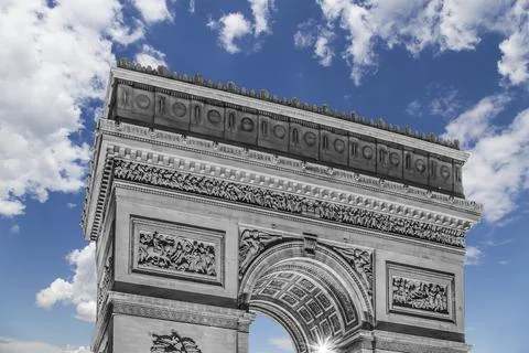 Arc de Triomphe (against the background of sky with clouds), Paris, France Foto stock
