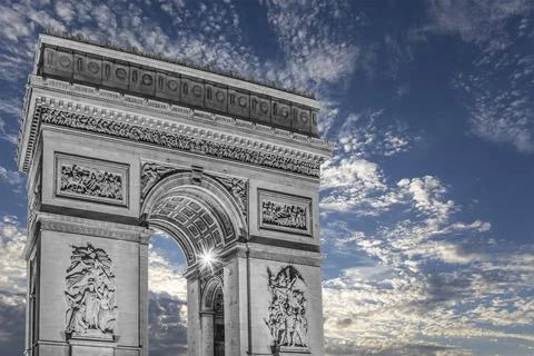 Arc de Triomphe (against the background of sky with clouds), Paris, France Foto stock