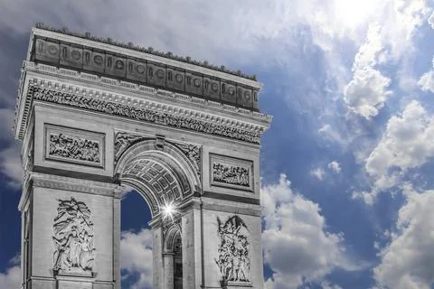 Arc de Triomphe (against the background of sky with clouds), Paris, France Foto stock