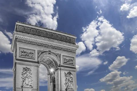 Arc de Triomphe (against the background of sky with clouds), Paris, France Stockfoto's