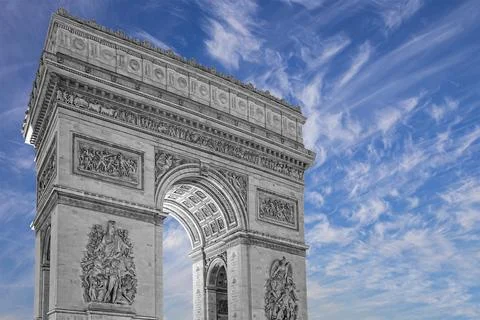 Arc de Triomphe (against the background of sky with clouds), Paris, France Foto stock