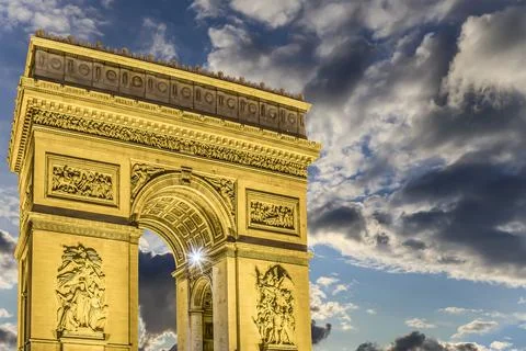 Arc de Triomphe (against the background of sky with clouds), Paris, France Foto stock