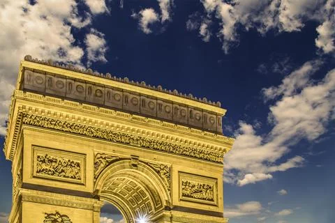 Arc de Triomphe (against the background of sky with clouds), Paris, France Foto stock