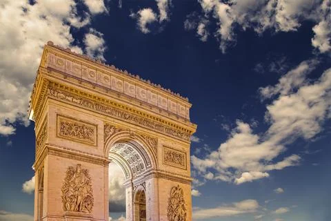 Arc de Triomphe (against the background of sky with clouds), Paris, France Stockfoto's