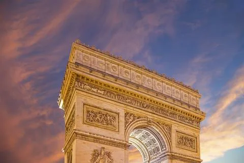 Arc de Triomphe (against the background of sky with clouds), Paris, France Foto stock