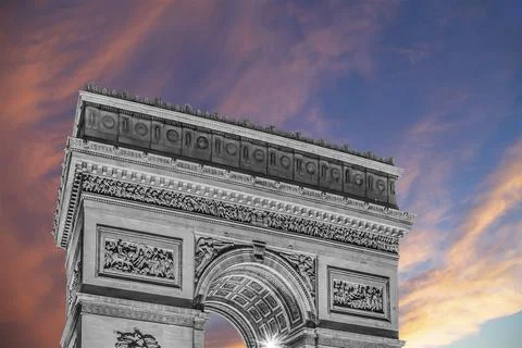 Arc de Triomphe (against the background of sky with clouds), Paris, France Foto stock