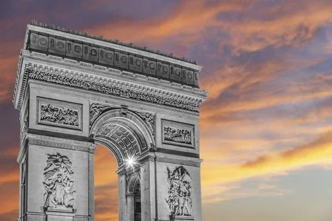 Arc de Triomphe (against the background of sky with clouds), Paris, France Stockfoto's