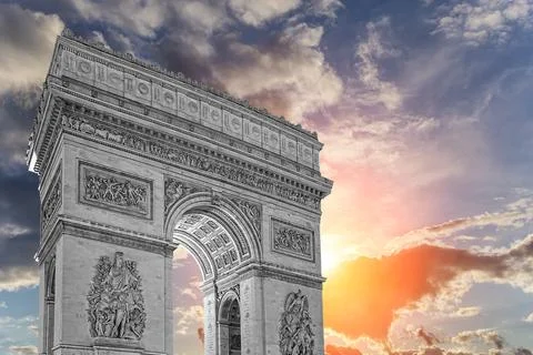 Arc de Triomphe (against the background of sky with clouds), Paris, France Foto stock