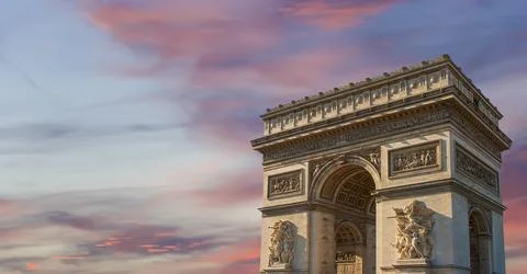 Arc de Triomphe (against the background of sky with clouds), Paris, France Stockfoto's