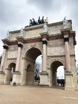 The Arc de Triomphe du Carrousel in Paris, France during a cloudy day Stockfoto's