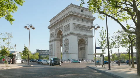 Arc de Triomphe monument at Place Charles de Gaulle with passing city traffic Stock-Footage 337221432