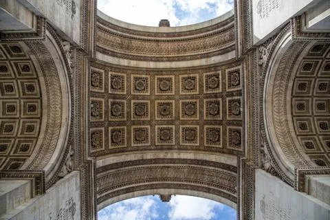 Arc de Triomphe in Paris The Arc de Triomphe in Paris as seen from under t... Stock-Fotos
