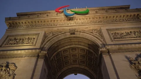 Arc de Triomphe in Paris with the emblem of the Paralympic Games at sunset in 스톡 동영상 282210002