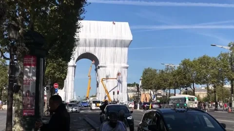 Arc de Triomphe: Paris monument wrapped in Christo art tribute, París, FR - 16 S Stock Footage 204055921