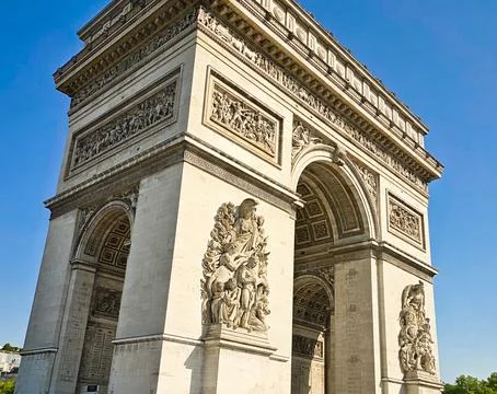 Arc de Triomphe in Paris Under Clear Blue Sky Stock-Fotos