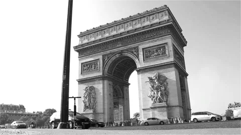 The Arc de Triomphe in Place Charles de Gaulle, Paris, France. Black and White. Vídeos de archivo 99320209