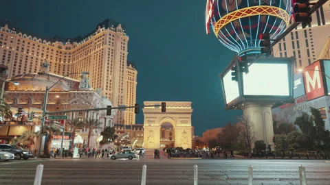 Arc de Triomphe replica and pedestrians on the Las Vegas Strip 스톡 동영상 347835187