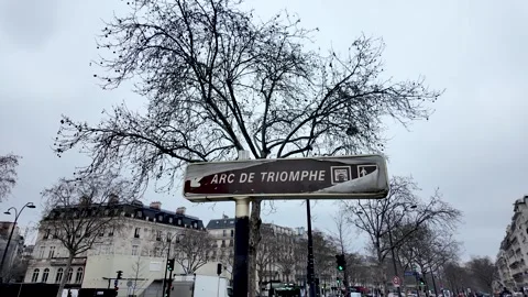 Arc de Triomphe sign with bare trees on an overcast winter day in Paris, France Vídeo Stock 330857705