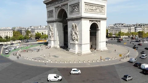 Arc de Triomphe on square Place Charles de Gaulle at sunny day. Aerial view Vidéo 100589319