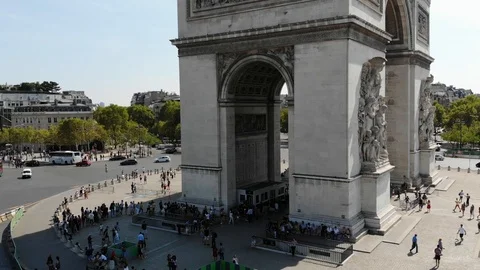 Arc de Triomphe on square Place Charles de Gaulle with traffic at sunny day Vídeos de archivo 100592728