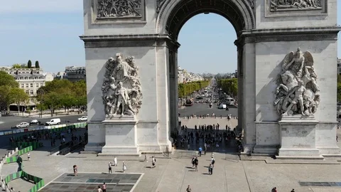 Arc de Triomphe on square Place Charles de Gaulle with traffic at sunny day Vidéo 100592850