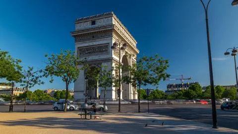 The Arc de Triomphe timelapse hyperlapse with traffic on circle road and tree 库存照片