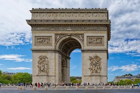 Arc de Triomphe with Visitors in Paris 库存照片