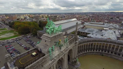 Arc du Cinquantenaire, monument with horses in Brussels aerial Vídeo Stock 43780398