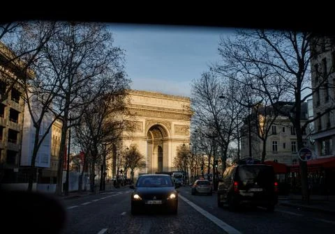 The Arc du Triomphe seen through the back window of a car in Paris Stockfoto's