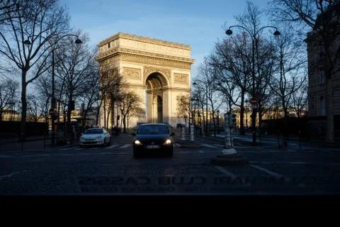 The Arc du Triomphe seen through the back window of a car in Paris Stockfoto's