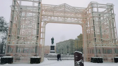 Arc with illumination on Pushkin square with Pushkin statue. Stock-Footage 86765230