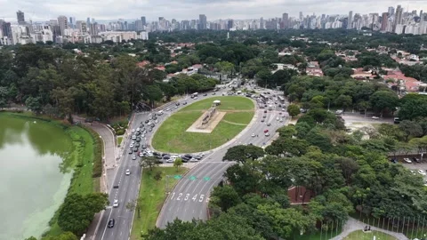 Arc left around Monumento as Bandeiras above Ibirapuera lake, skyline Vídeo Stock 342648052