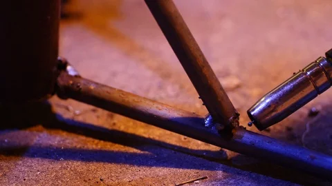 Arc welding closeup in UHD Stockbeeldmateriaal 91799628