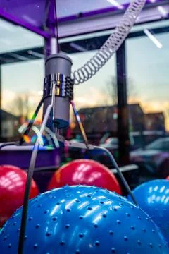 Arcade claw grabber machine with target descending on a toy ball. Seen through Foto stock