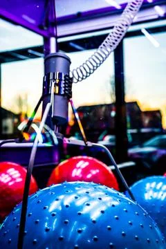 Arcade claw grabber machine with target descending on a toy ball. Seen through Foto stock